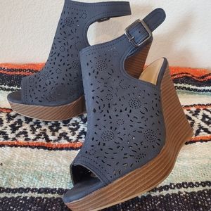 Navy blue wedge summer heel excellent!